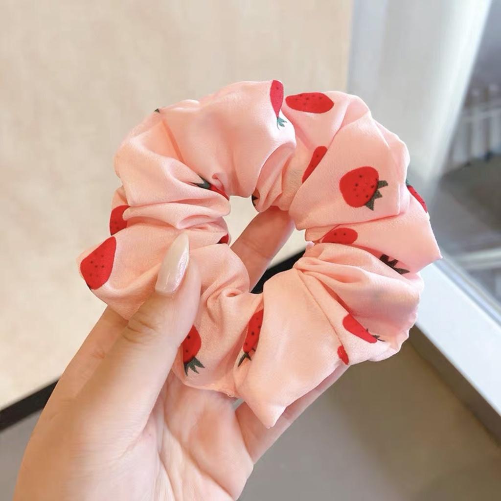 Scrunchies, buộc tóc quả dâu xinh xắn