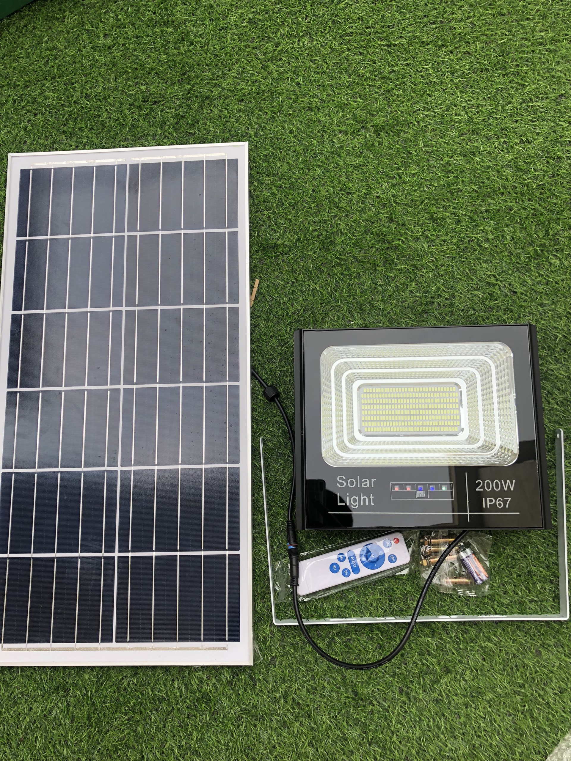 Đèn Năng Lượng Mặt Trời Pha 200W - Bộ sản phẩm gồm Đèn Pha Báo Pin, Tấm Pin NL, Remote và phụ kiện đi kèm