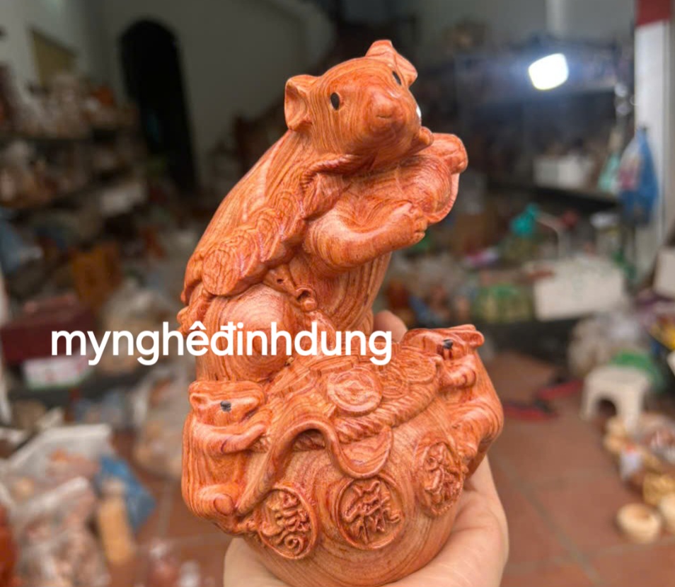 Tượng chú chuột mẹ  con bằng gỗ hương đá cao 15x9x9cm
