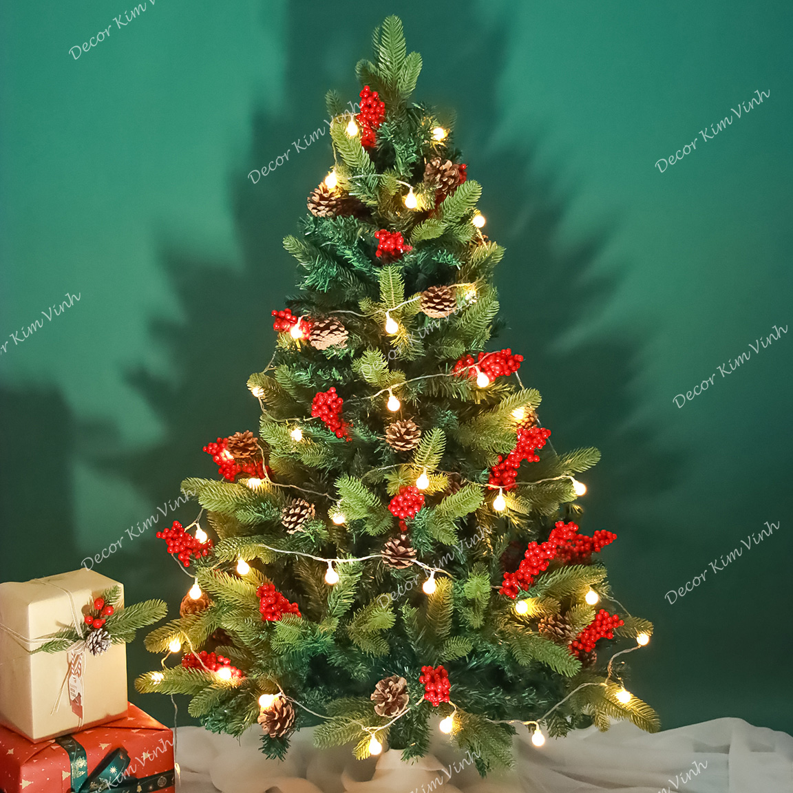 Cây Thông Lá PE Cao 90cm Trang Trí gắn Trái Đỏ C8 Trang Trí Noel