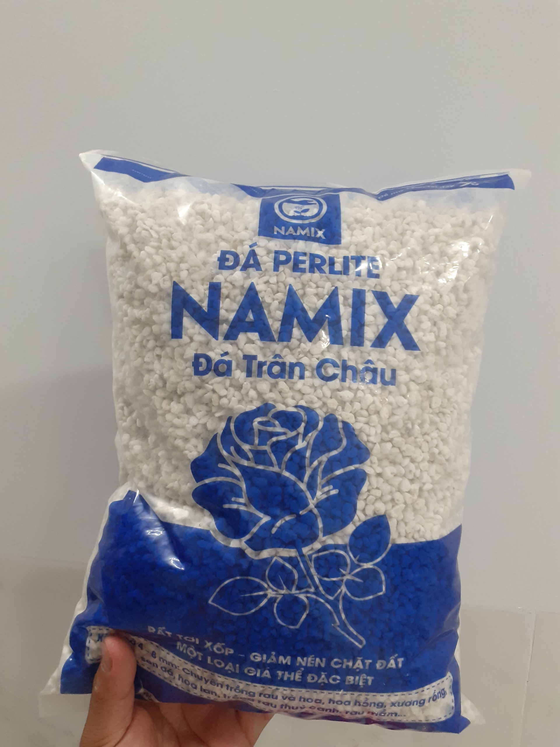 Giá thể tơi xốp đất – đá perlite – đá trân châu.