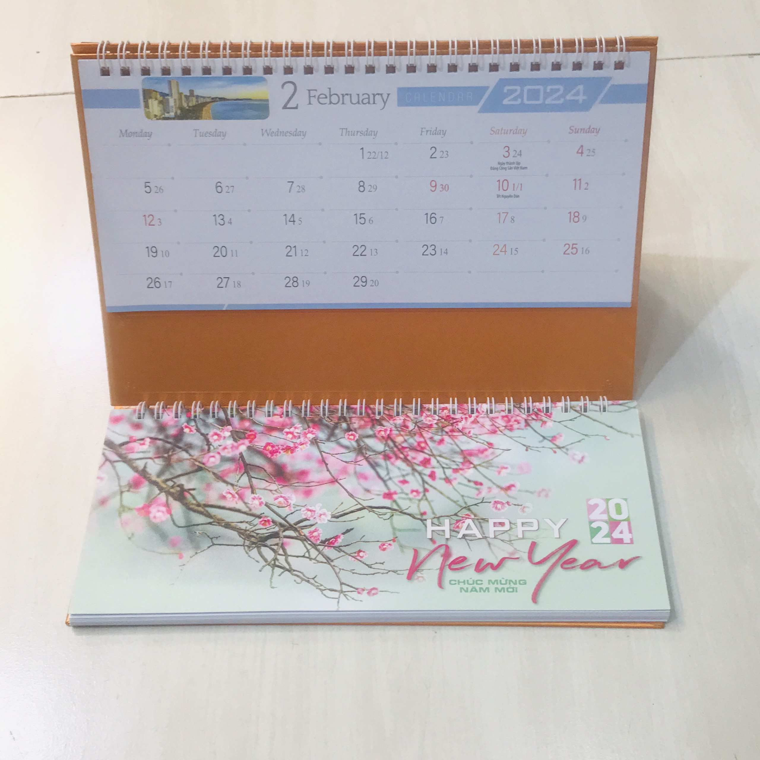Lịch để bàn 2024 chữ M có dải note ghi chú ngày, tuần, đủ ngày âm dương