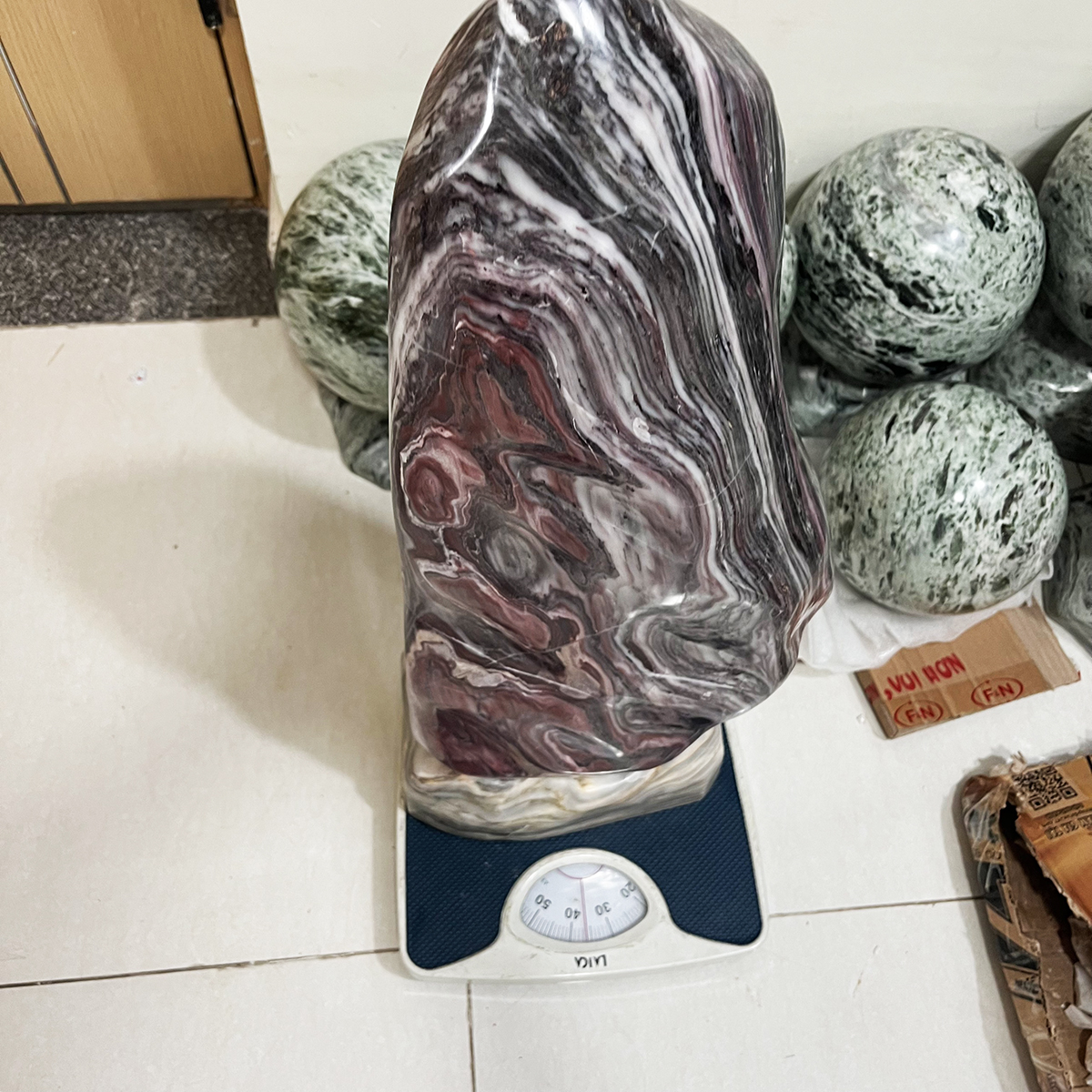 Cây đá, trụ đá, đá phong thủy Cao 63 cm, nặng 36 kg màu đỏ tím nâu cho mệnh Thổ và hỏa