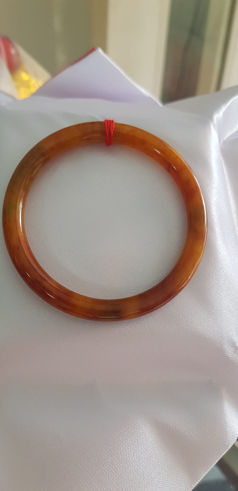 Vòng tay nữ đá Cẩm thạch Vàng đậm Vân vân bóng đẹp lạ Ni 50mm x cọng 6mm Nữ Thổ mệnh Kim 49kg - 53kg đeo Món quà tặng ý nghĩa dành cho các chị em đeo vòng tay Ni 50mm ạ