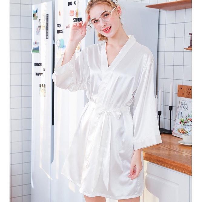 Áo choàng ngủ lụa cho cô dâu kiểu kimono màu trắng in chữ sang trọng