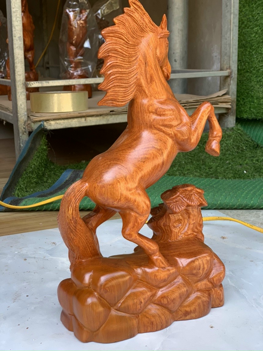 Tượng con ngựa nhất mã phi thiên gỗ hương đá kt cao 50×23×12cm