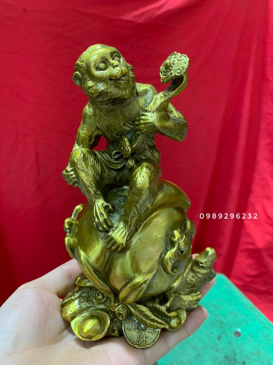 Tượng linh vật con khỉ phong hầu trên quả đào bằng đồng