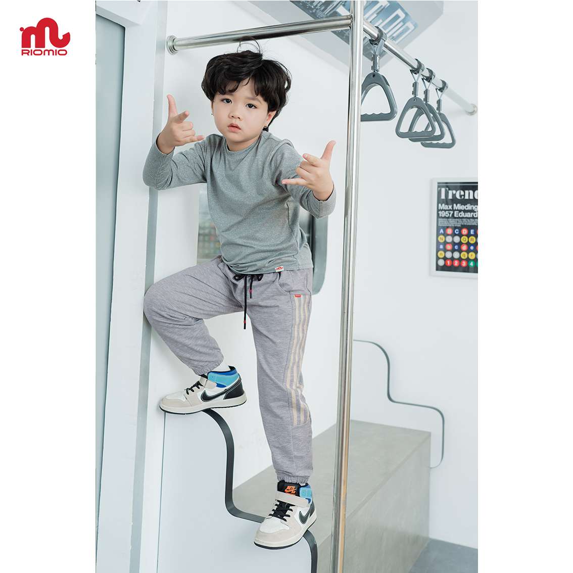 Quần nỉ da cá unisex 3 sọc Riomio 2-11 tuổi size (13-40kg) bé trai bé gái chất liệu mềm mại ấm áp đi chơi đi học - RQ320