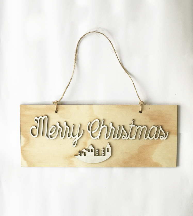 Phụ kiện trang trí Noel: Bảng treo cửa vintage hình chữ nhật khắc nổi 3D chữ Merry Christmas và ngôi nhà xinh xắn bằng gỗ