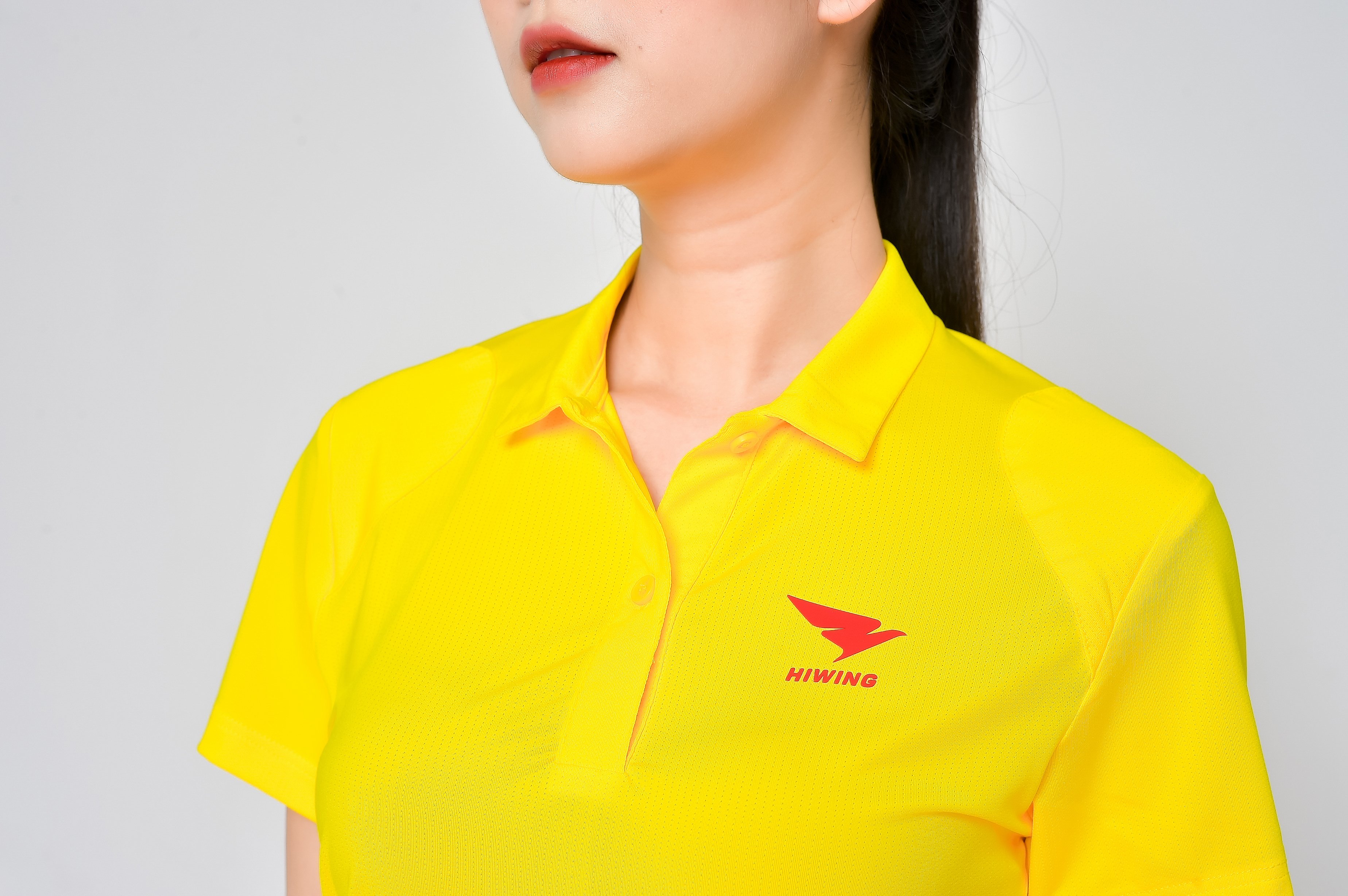 Áo tennis, áo cầu lông Hiwing Mountain Lux 1 màu vàng