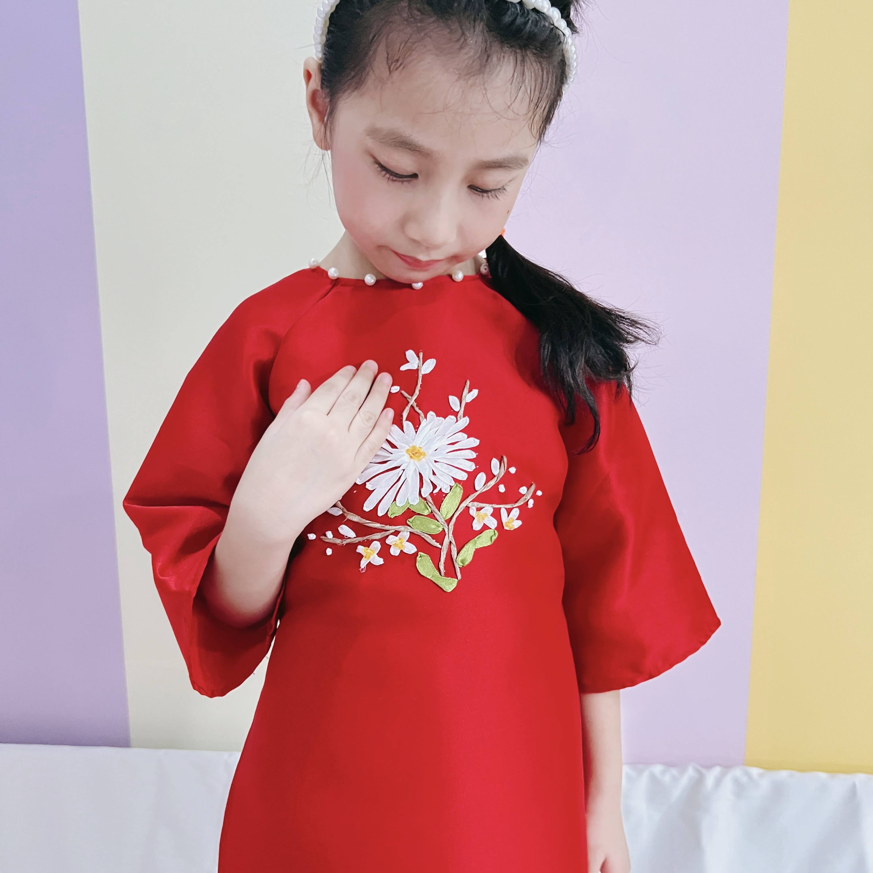 Áo dài bé gái màu đỏ thêu ruy băng thủ công hoa Cúc vải taffta đứng form set áo kèm quần MamLa