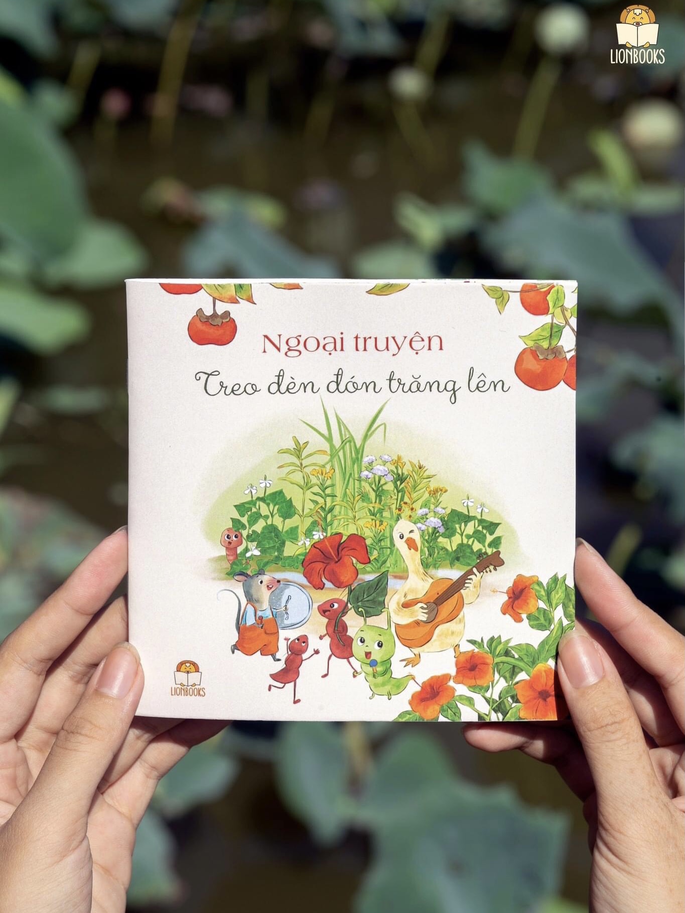 Sách - Treo đèn đón trăng lên [Boxset dạng hộp quà Trung Thu gồm Sách song ngữ, có đi kèm audio tiếng Anh, tiếng Việt, Cuốn ngoại truyện, Có chuyển động bìa + Bookmark] - LionBooks - Bìa cứng in màu toàn bộ