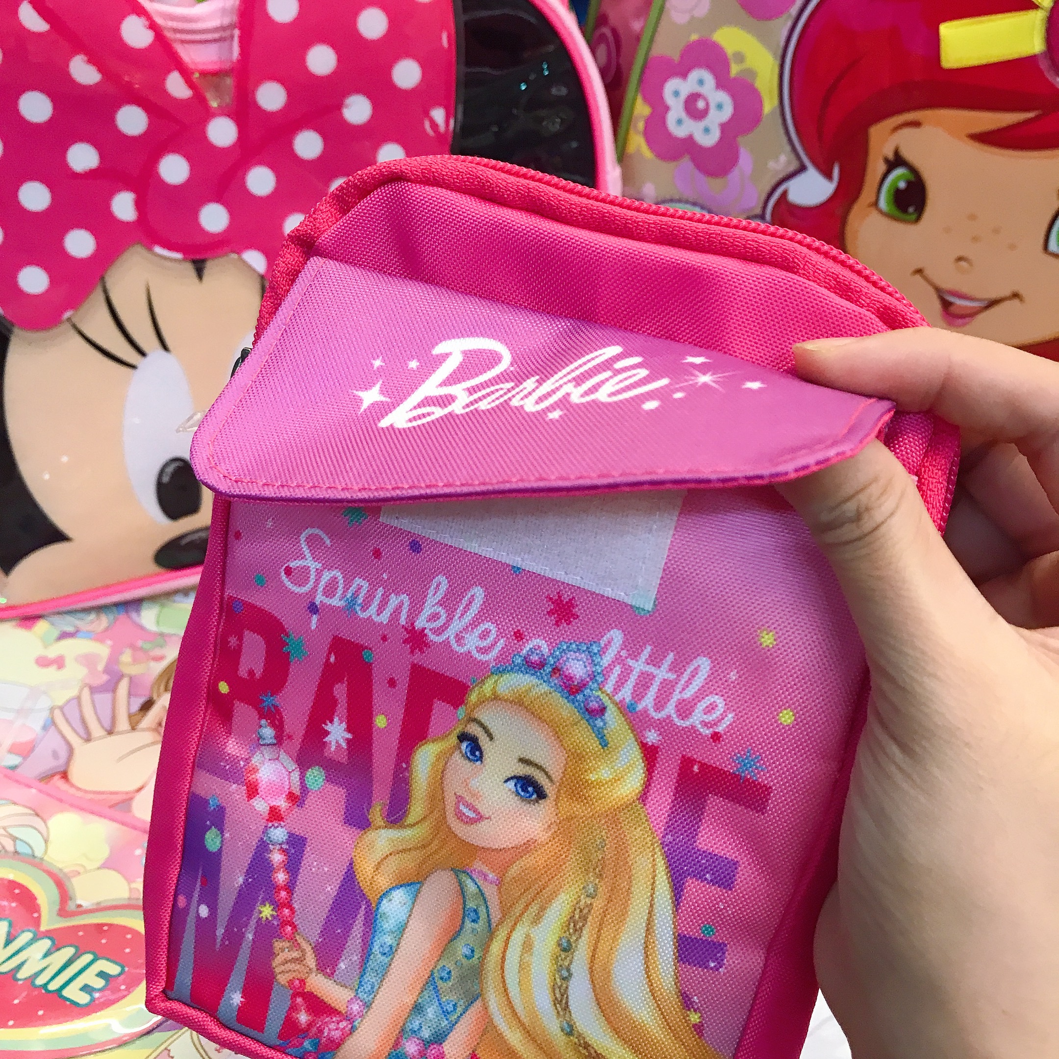 Túi đeo chéo dẹp hình Barbie 3 ngăn có nắp đậy màu hồng cho bé gái (Thái Lan) - 200BB23726159 (12.5x2x18cm)