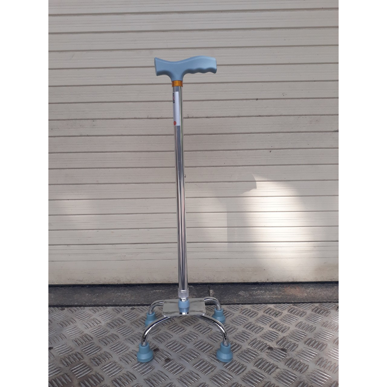 Gậy 4 chân hỗ trợ người già