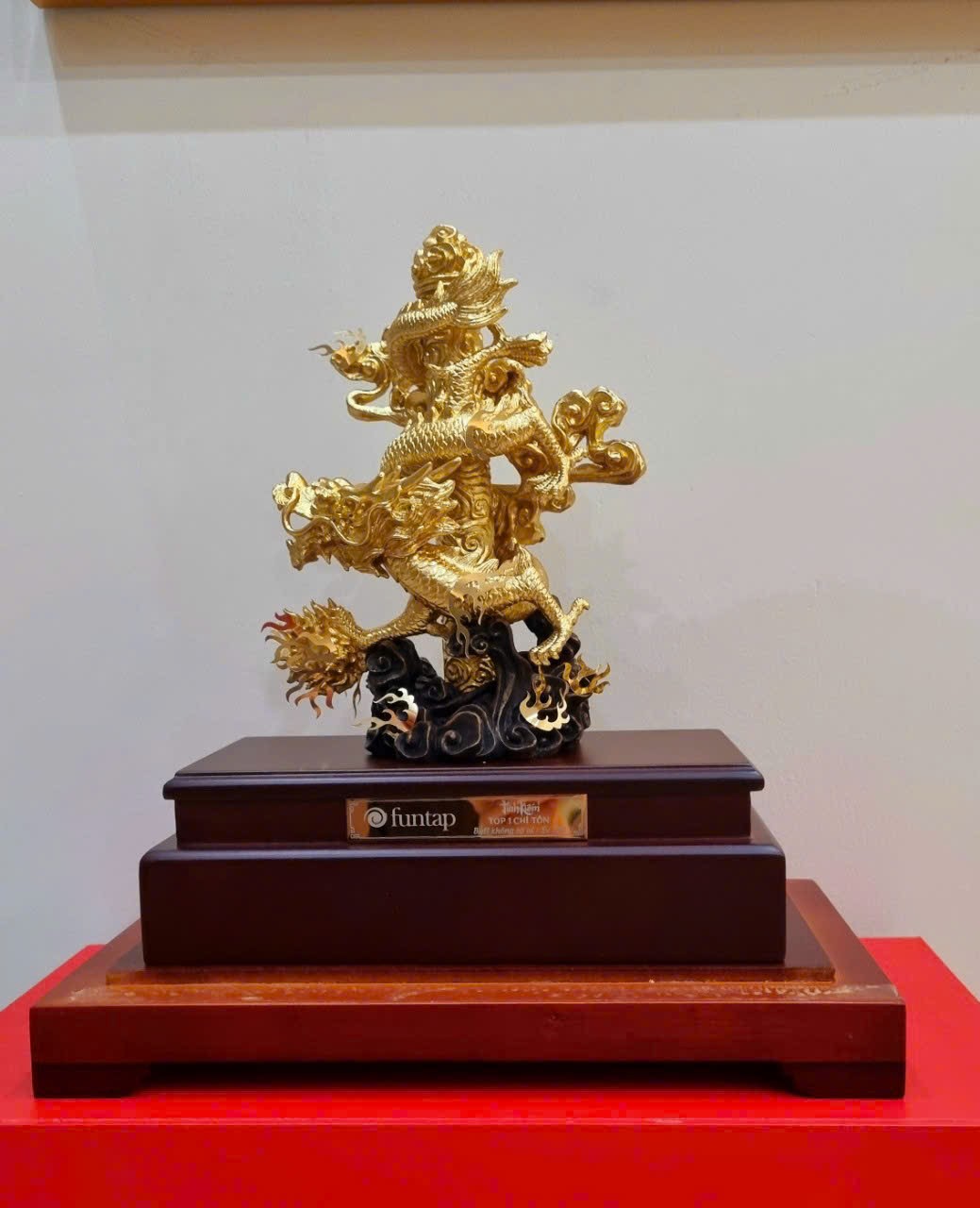 Tượng Rồng phong thủy vờn ngọc dát vàng (19x27x34cm) MT Gold Art- Hàng chính hãng, trang trí nhà cửa, phòng làm việc, quà tặng sếp, đối tác, khách hàng, tân gia, khai trương 