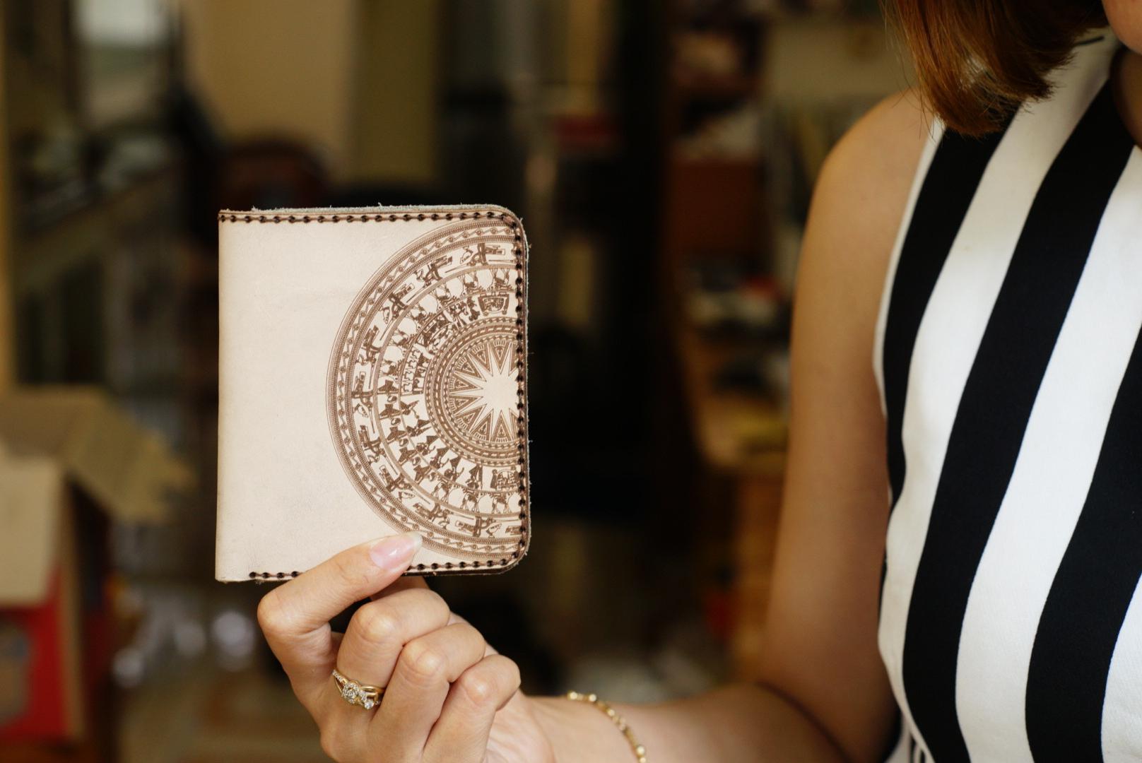 VÍ RAM TRỐNG ĐỒNG DA BÒ THÂT VEGTAN DÁNG NGANG - CHÍNH HÃNG RAM LEATHER