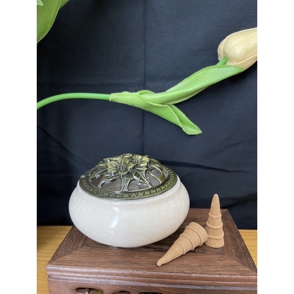 Lư xông trầm bằng gốm , lư hương sứ , có tấm lót chống nóng , chống ố vàng đáy lư kèm đế cắm nhang que , nhang vòng vô cùng tiện lợi