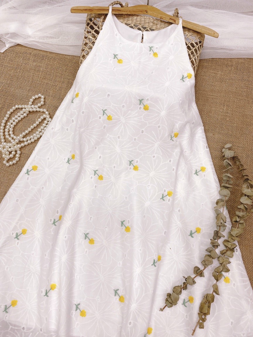 Đầm yếm dáng suông form rộng, Váy 2 dây màu trắng Cao Cấp kate thêu hoa nhí, sát nách cổ tròn MiNhi