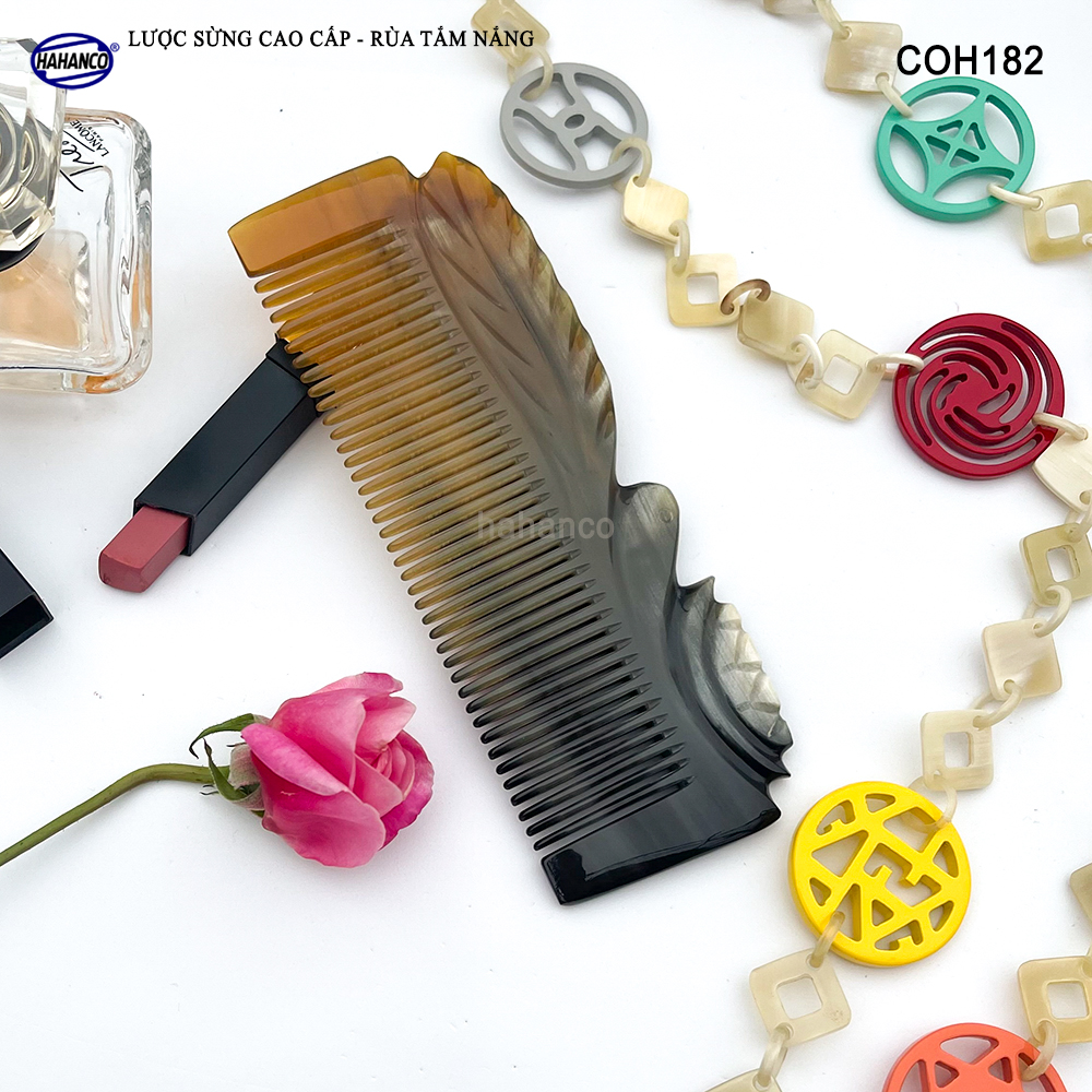 Lược Sừng Màu Vân Nưa Bằng Đầu Rùa Tắm Nắng Đục Khắc Tinh Xảo - có thể bỏ túi - COH182