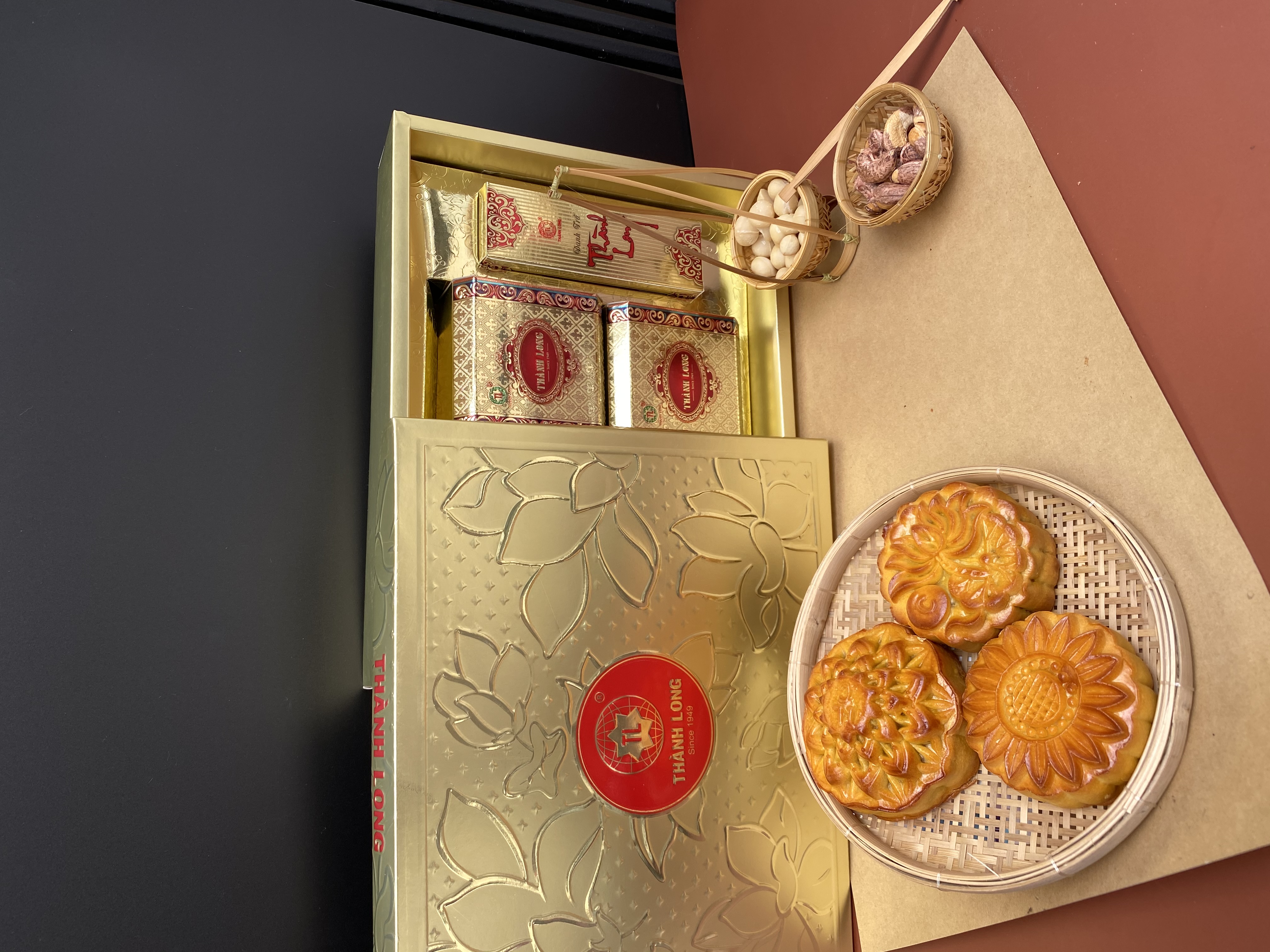 Bộ hộp Bánh trung thu Cát Tường cao cắp 4 bánh 2 trứng 220g - Thành Long - 880g - tặng 1 hộp trà - VIỆT NAM