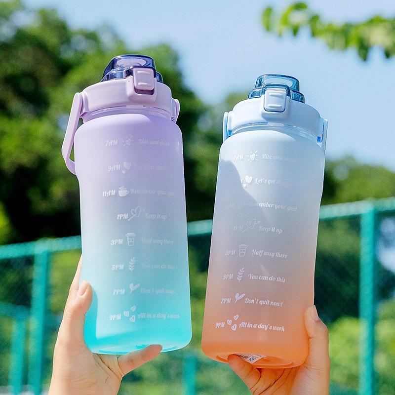 Bình nước 2 lít màu gradient có vạch chia giờ uống nước - Bình đựng nước có ống hút và sticker dễ thương