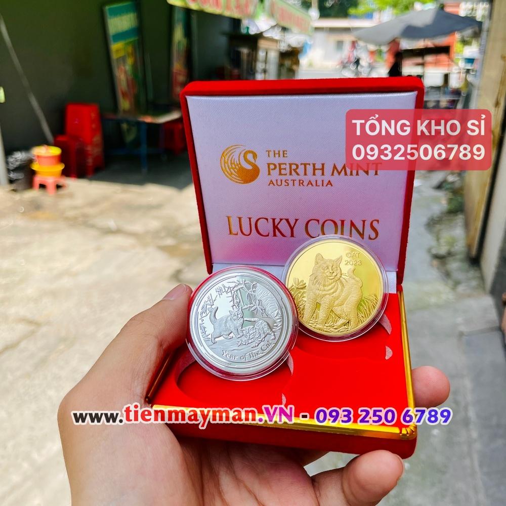 Tiền Xu May Mắn - Combo 2 Đồng Xu hình con Mèo Vàng Bạc Lì Xì Tết 2023 của Úc + hộp nhung đỏ, Lì Xì Tết - NELI