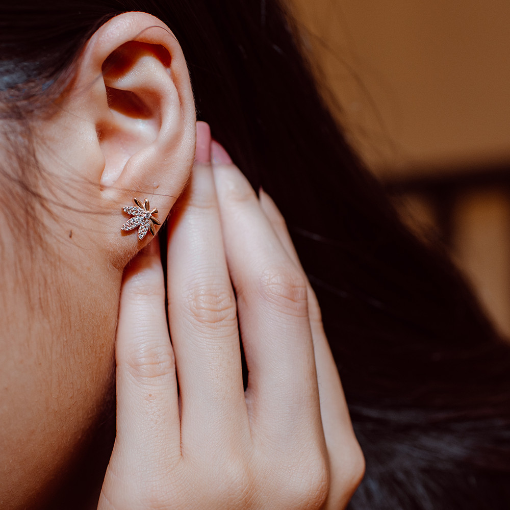 Khuyên tai lá 3 cánh đóng đá