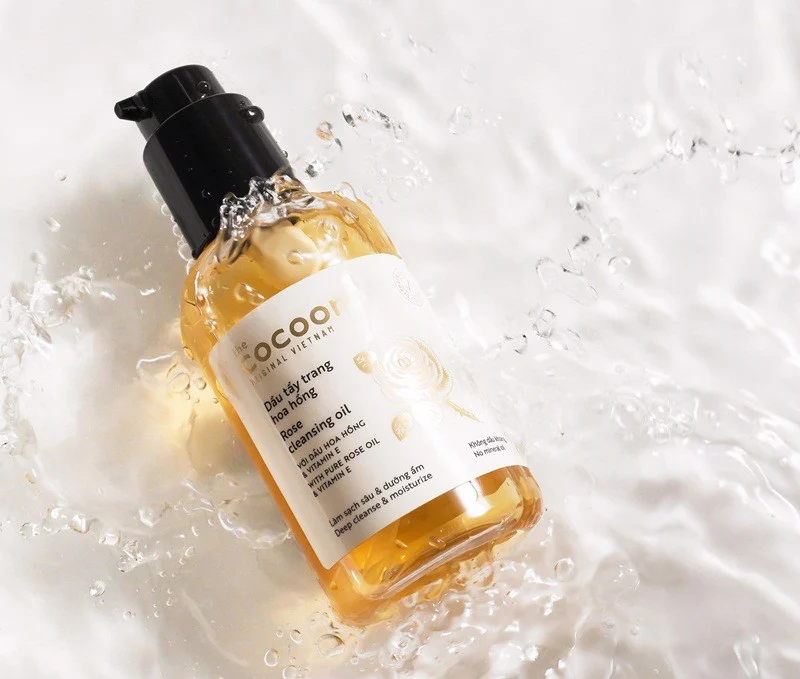 Dầu tẩy trang hoa hồng tẩy sạch makeup chuyên nghiệp và dưỡng ẩm Cocoon  Rose Cleansing Oil 140ml