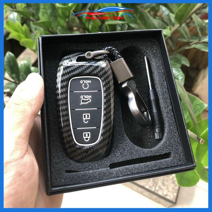 Ốp vỏ bọc chìa khóa xe Santafe 2021-2022 sợi nhựa cacbon kèm móc treo Inox