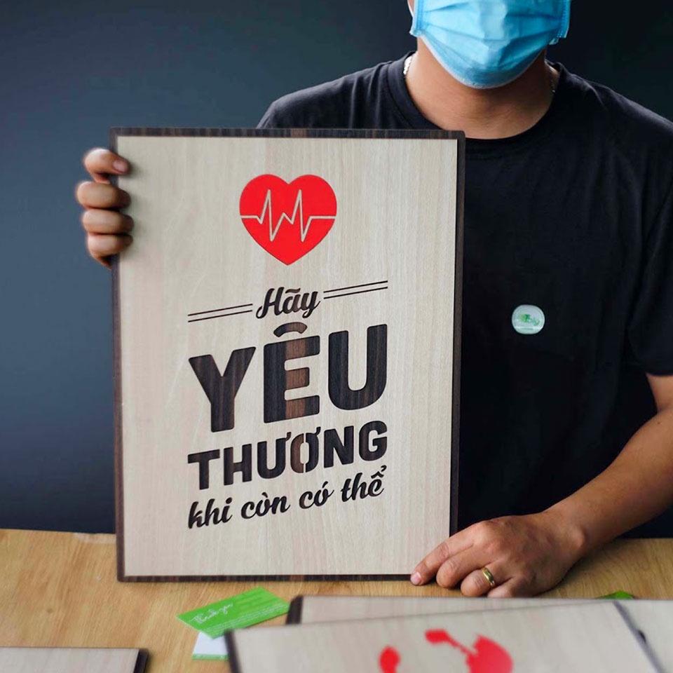 Tranh tạo động lực TBIG115: Hãy yêu thương khi còn có thể 40x55cm