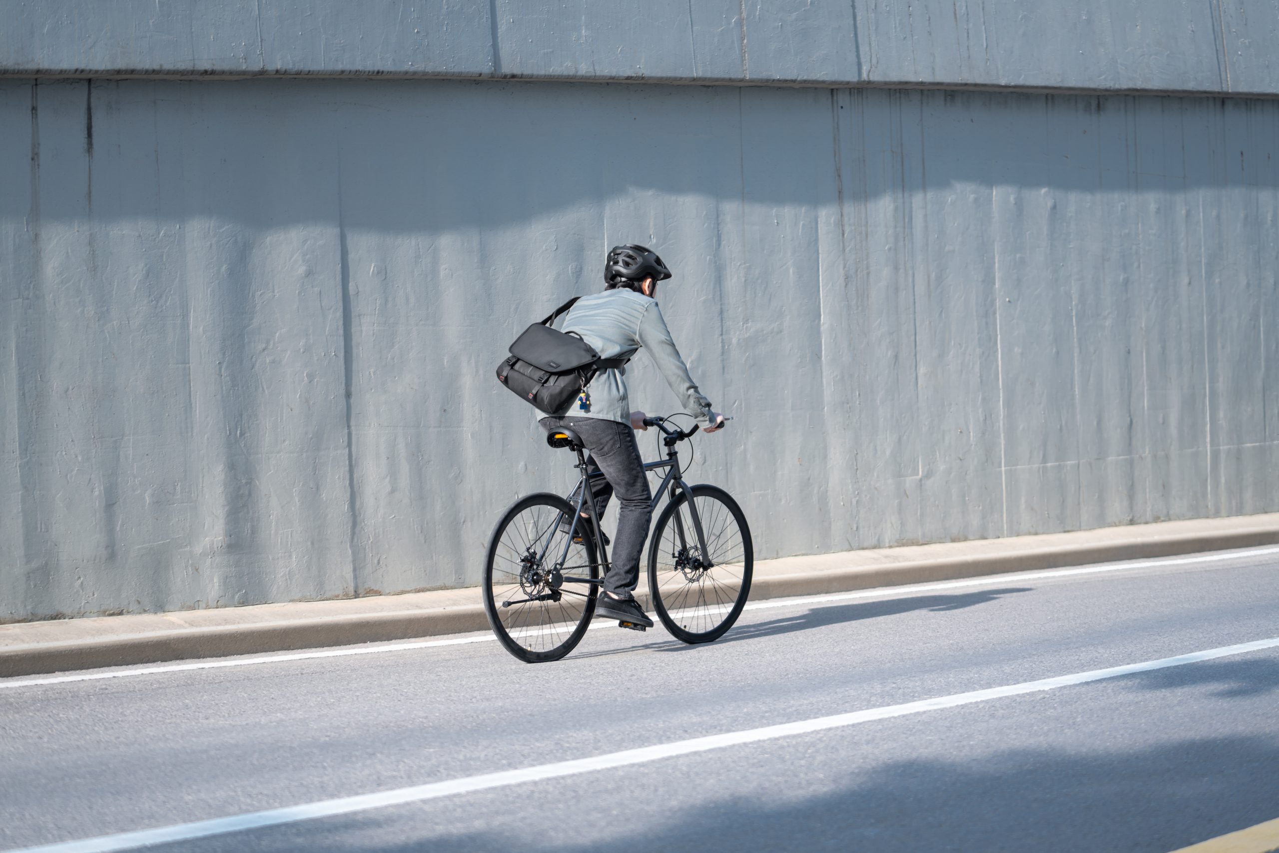 Túi Đeo Vai Tomtoc Premium Messenger Bag Commuting & Travel - H52