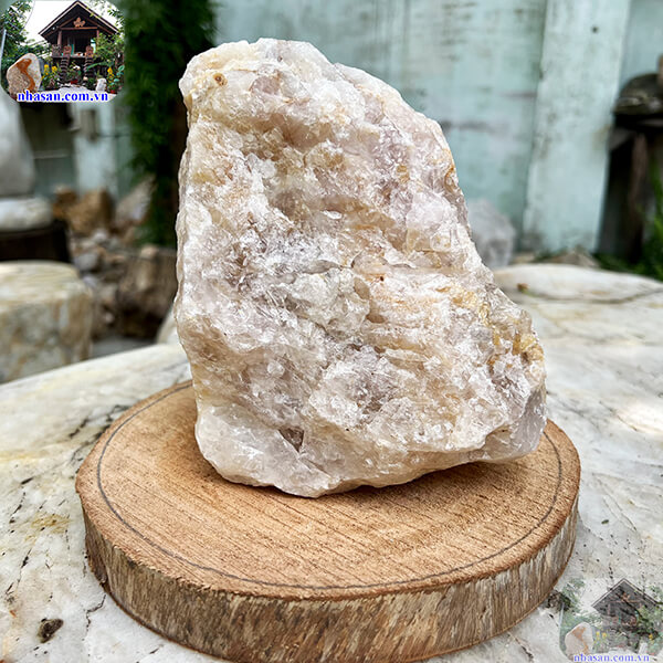 Đá thạch anh hồng thô nguyên khối để bàn trấn trạch - 3.3kg