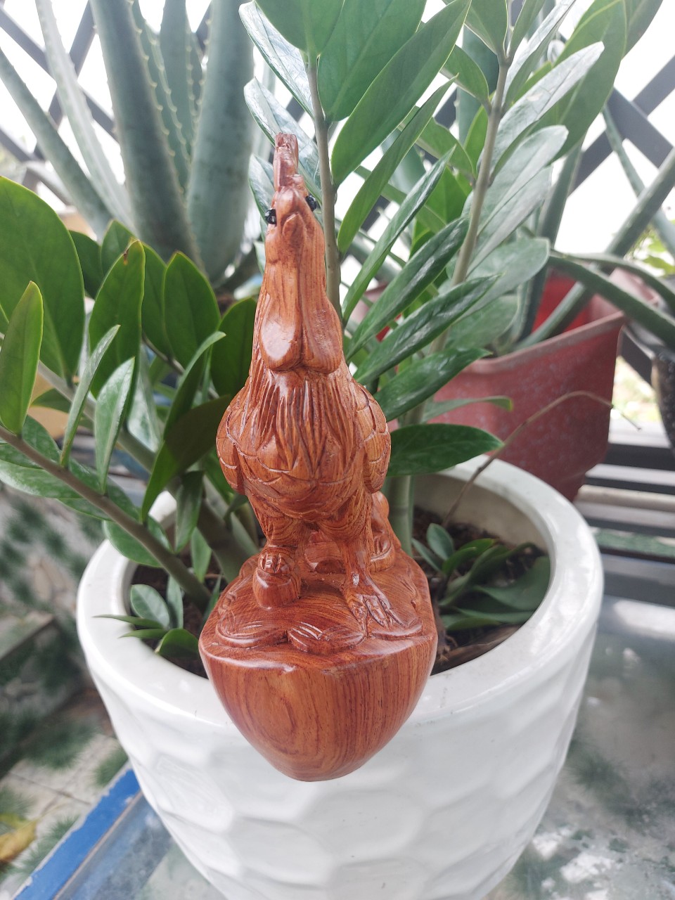 Tượng con gà gỗ hương nguyên khối cao 20cm