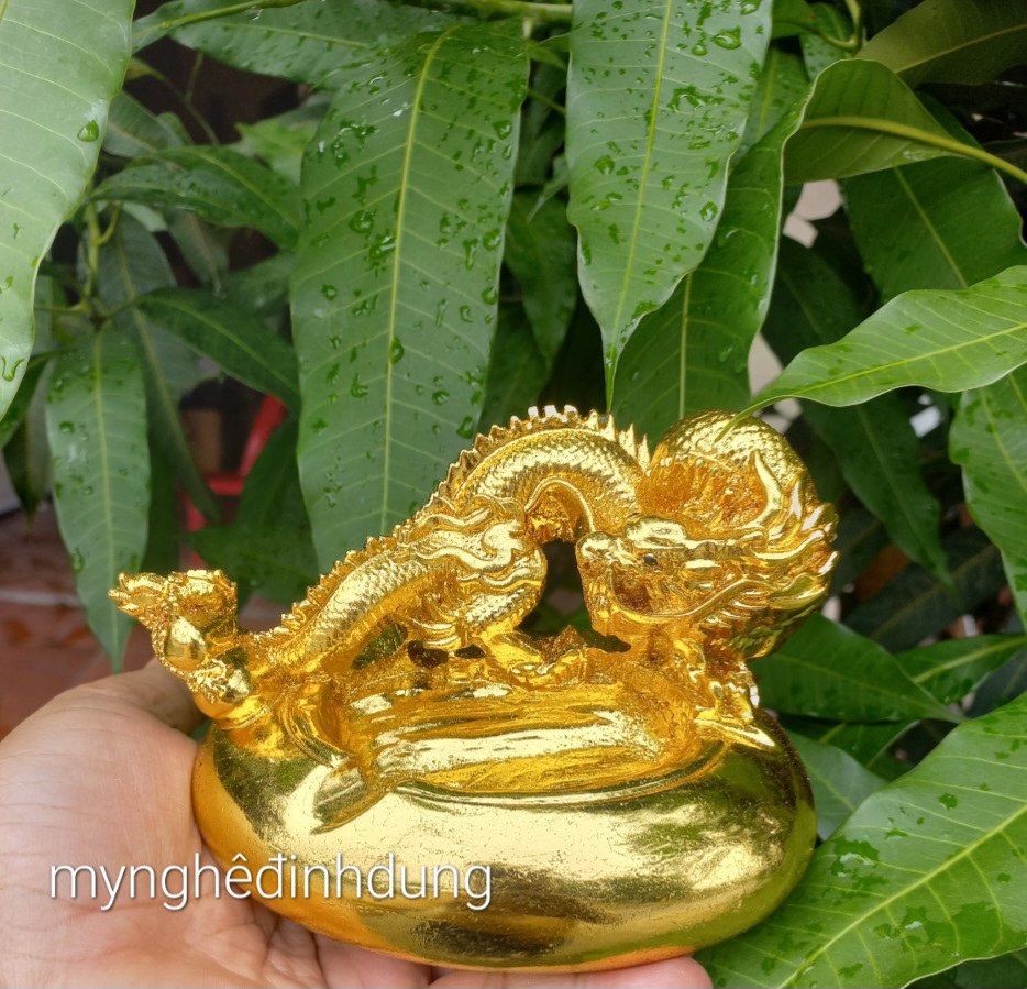 Gạt tàn rồng phong thủy bằng gỗ bách xanh thơm nức và được sơn pu dát vàng cao cấp kt 15×10×9cm