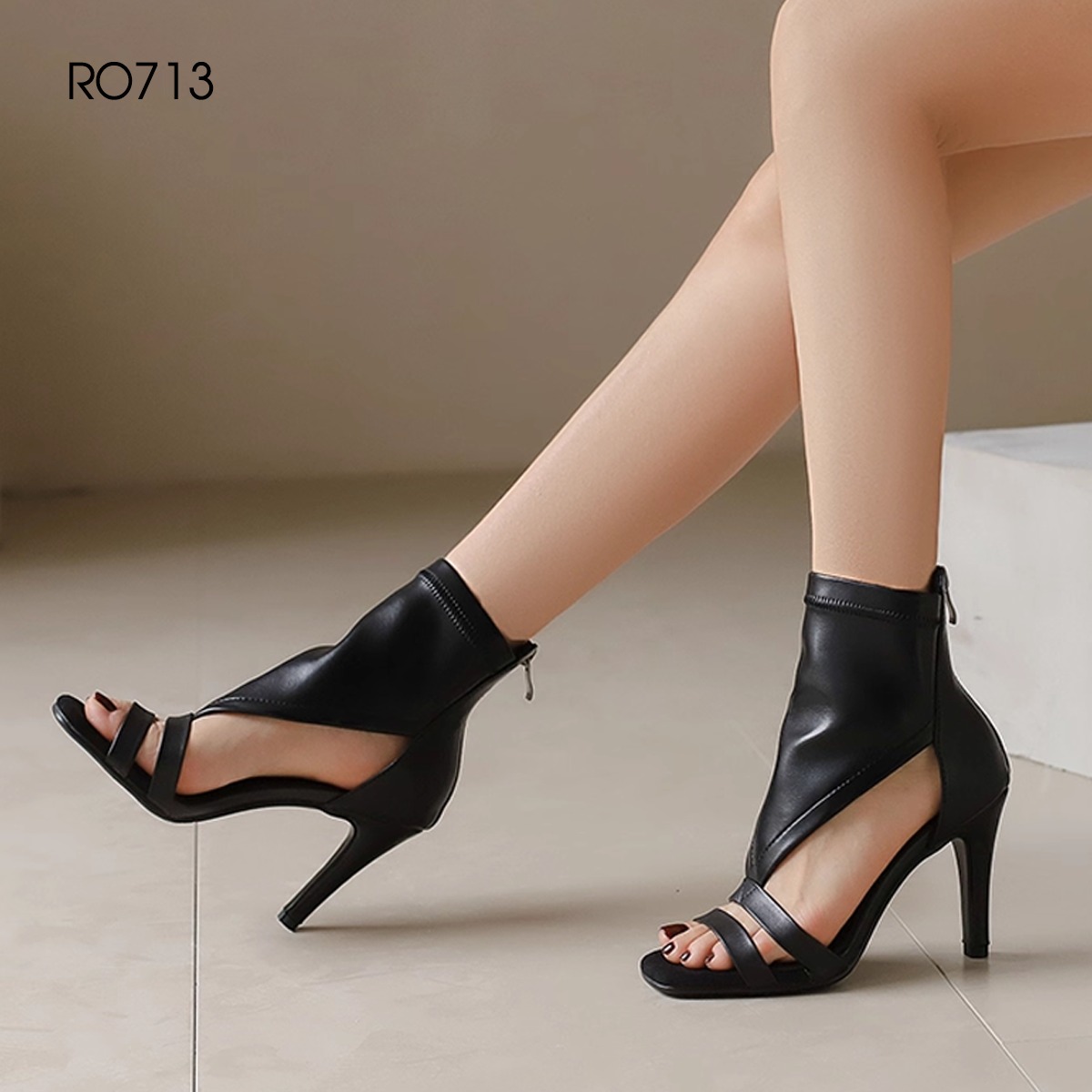 Sandal nữ cổ cao khóa kéo sau, gót nhọn ROSATA RO713 -9p- Đen - BKSTORE