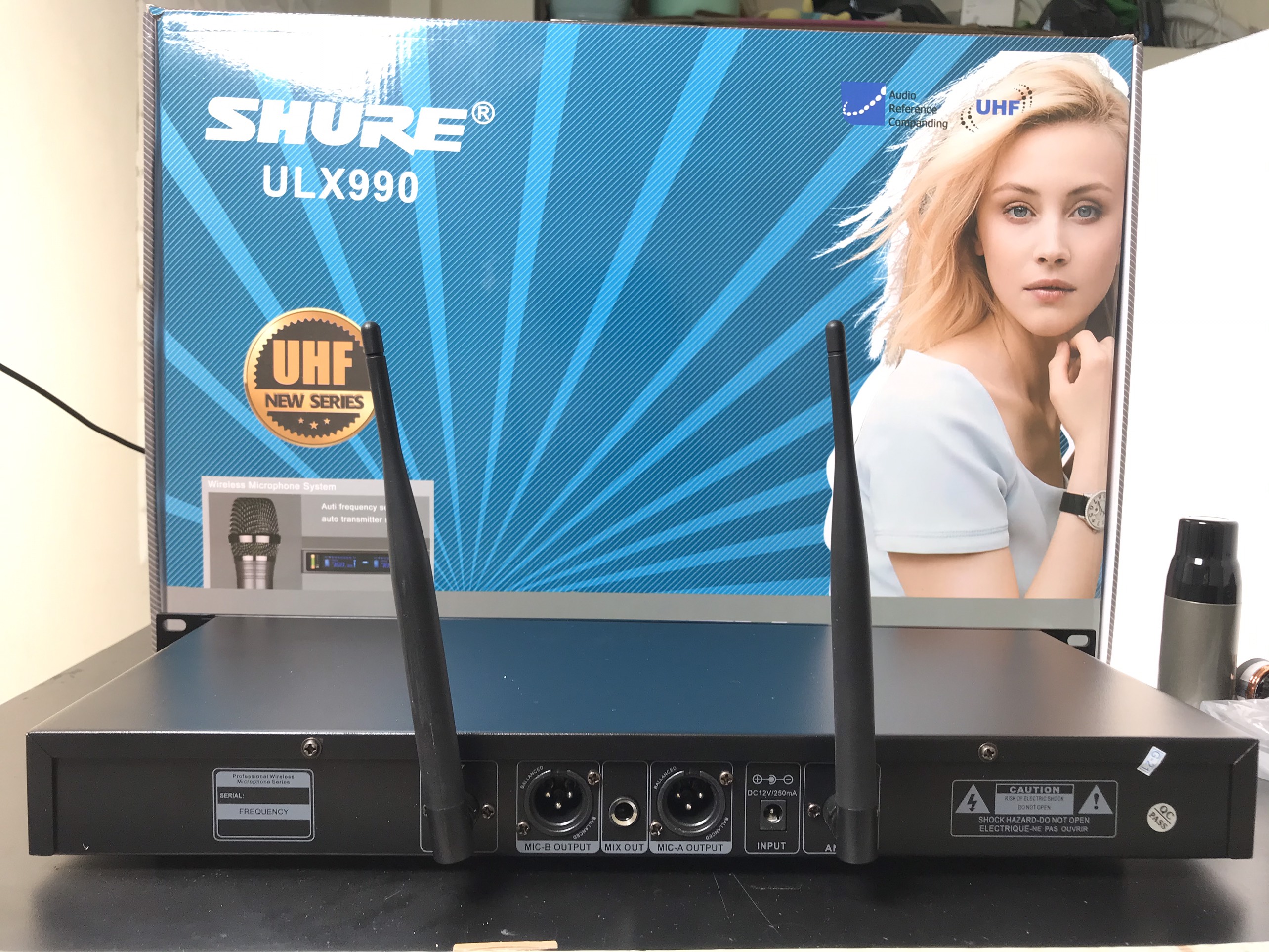Micro không dây Shure ULX990 - Mic karaoke gia đình, sân khấu - Độ nhạy cao, bắt sóng xa, chống hú rít - Thiết kế sang trọng, bắt mắt -  Dễ dàng phối ghép với các thiết bị âm thanh khác - Hàng nhập khẩu loại I