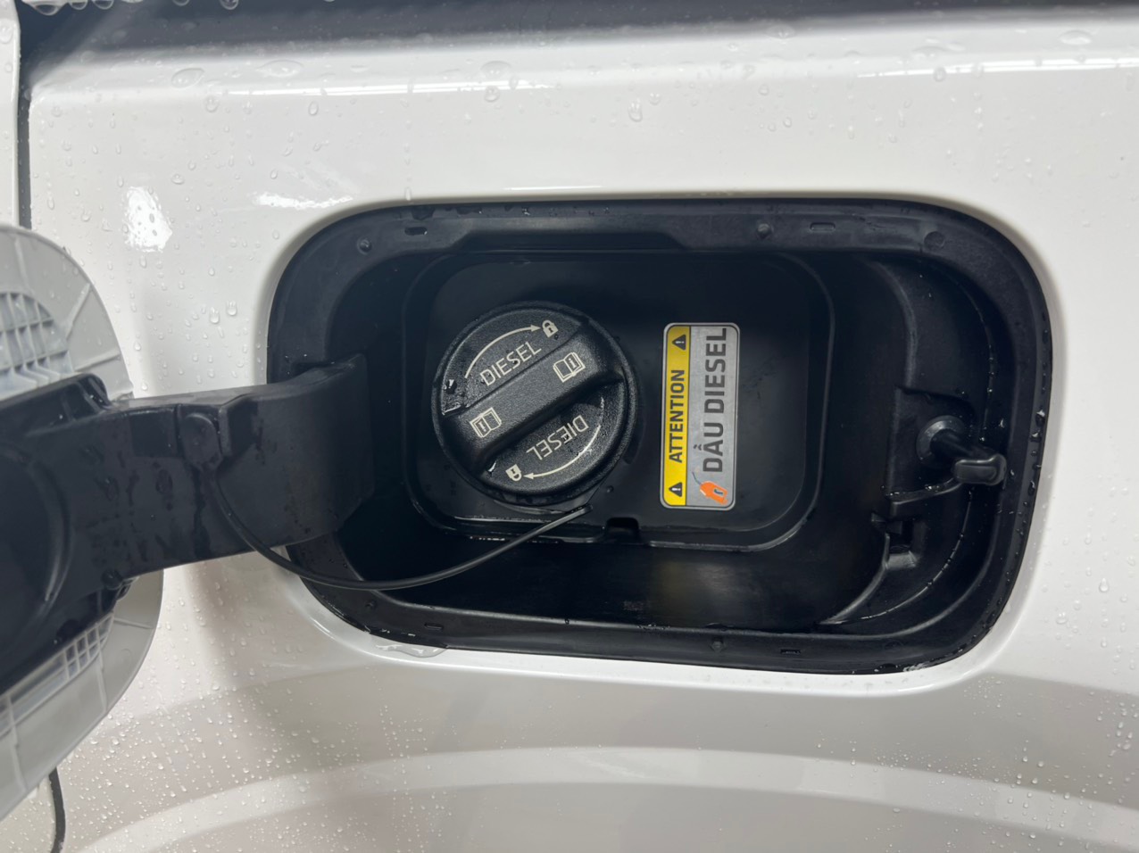 Sticker decal tem nhôm dán cảnh báo đổ xăng A95, dầu Diesel cho xe ô tô