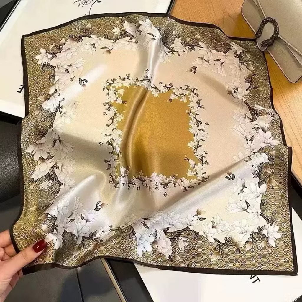 KHĂN QUÀNG CỔ LỤA HÌNH VUÔNG THỜI TRANG