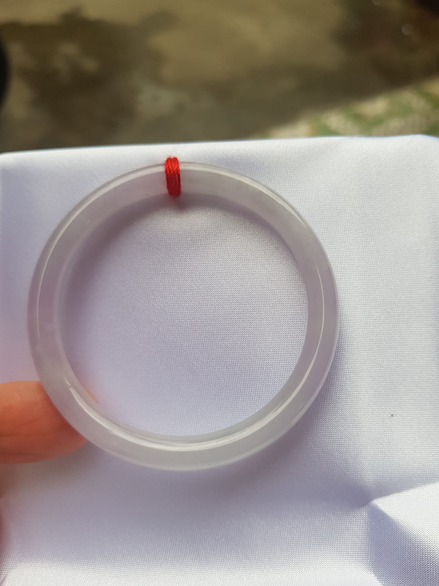 Vòng cẩm thạch Trắng Tím A 48mm x cọng mỏng nhỏ 6mm Màu trắng tím nhẹ 2 bên Nữ mệnh kim thủy tay nhỏ 35kg - 48kg đeo ạ