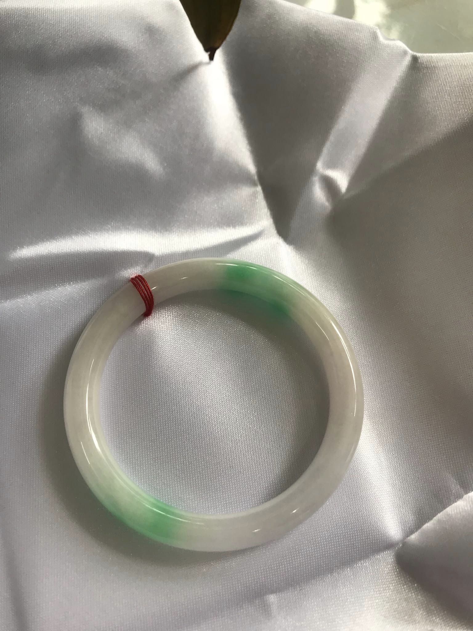 Vòng tay nữ Cẩm Thạch tự nhiên mới TR LÝ IC 50mm x chột 7mm Vòng màu trắng bóng xanh lý nhẹ 2 bên nữ mệnh kim mệnh thủy 49kg - 52kg đeo ạ