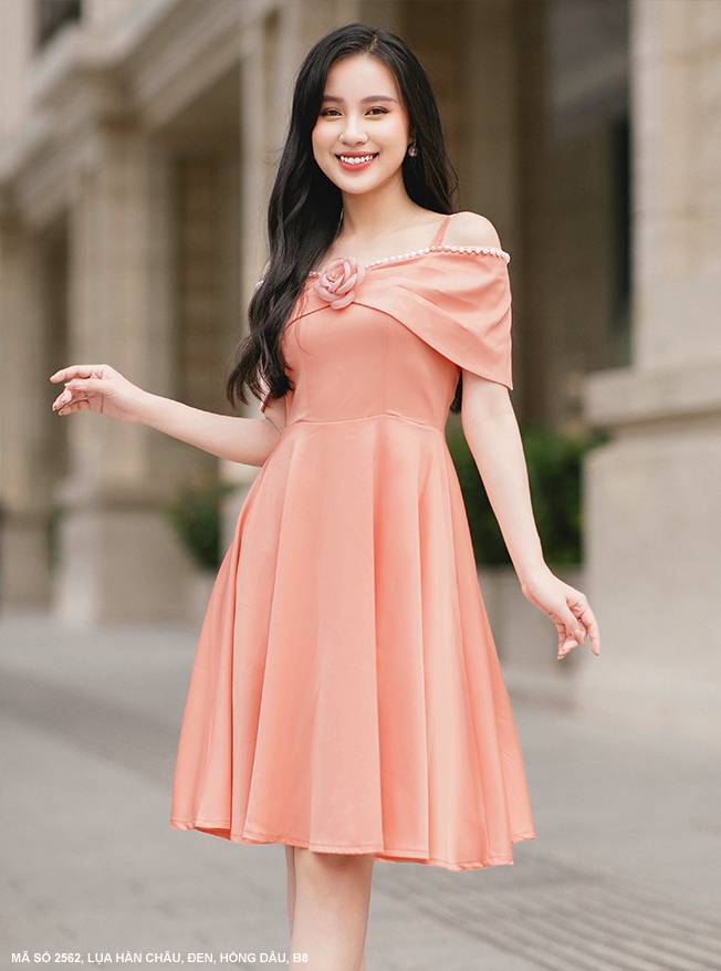 ĐẦM XÒE VAI CHOÀNG ĐÍNH NGỌC TRAI VÀ HOA HỒNG