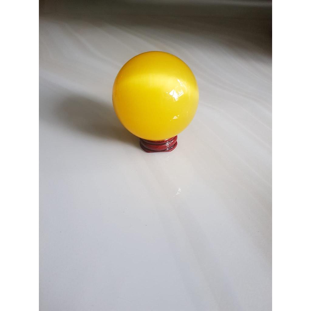Trái Bi Phong Thủy Vàng Anh Tươi nhỏ vừa đá mắt mèo ánh cao 8cm x đk 6cm đế gỗ may mắn để bàn làm việc may mắn tài lộc hợp mệnh Kim, mệnh thổ, mệnh Thủy ạ