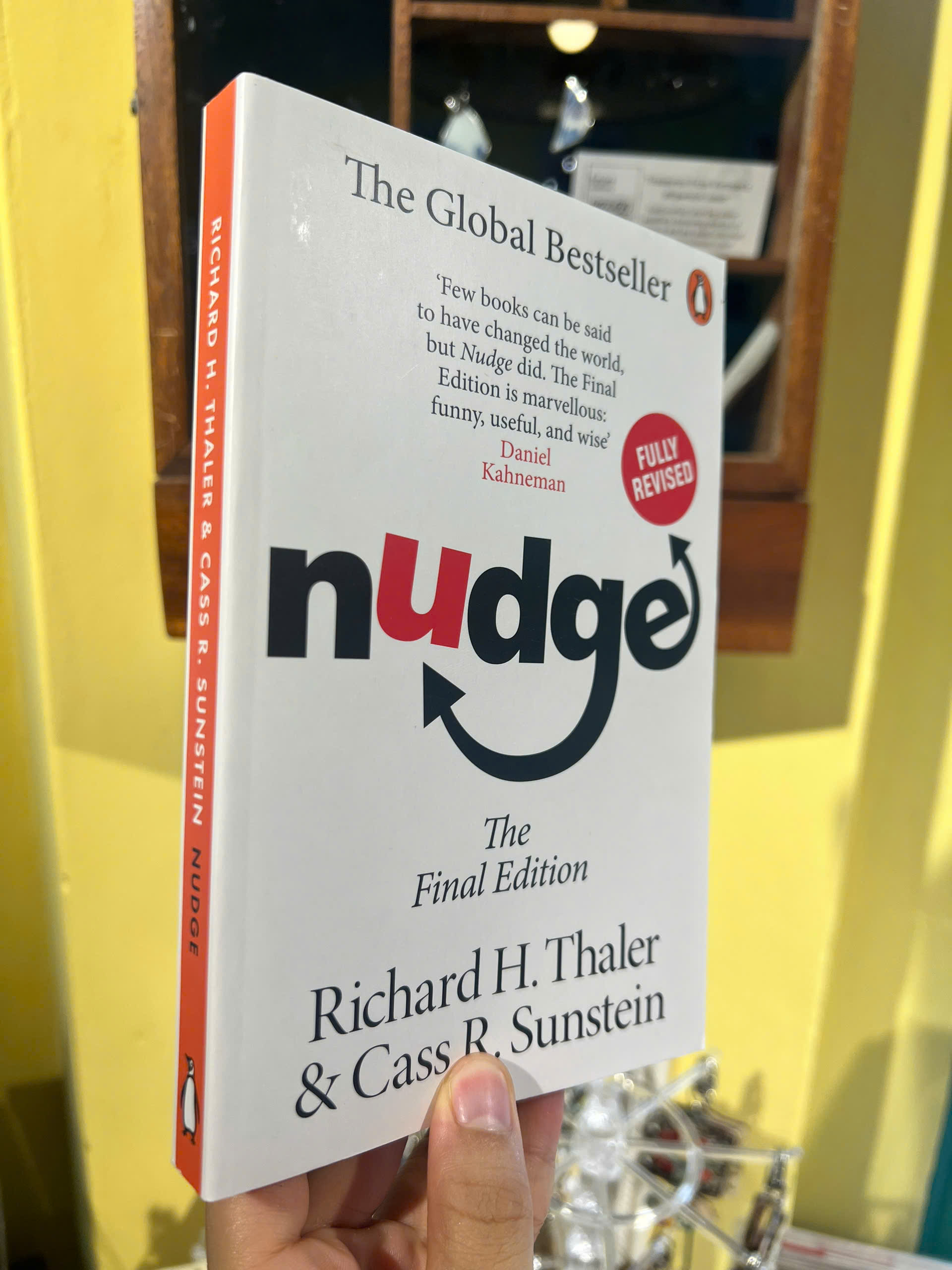 Sách - Nudge: Improving Decisions by Richard H. Thaler | Psychology / Economics /Ngoại văn Nhập khẩu