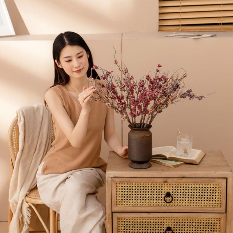 Cành trang trí mô phỏng cành quả mắt ngọc mang phong cách đơn giản nhưng hiện đại, trang nhã
