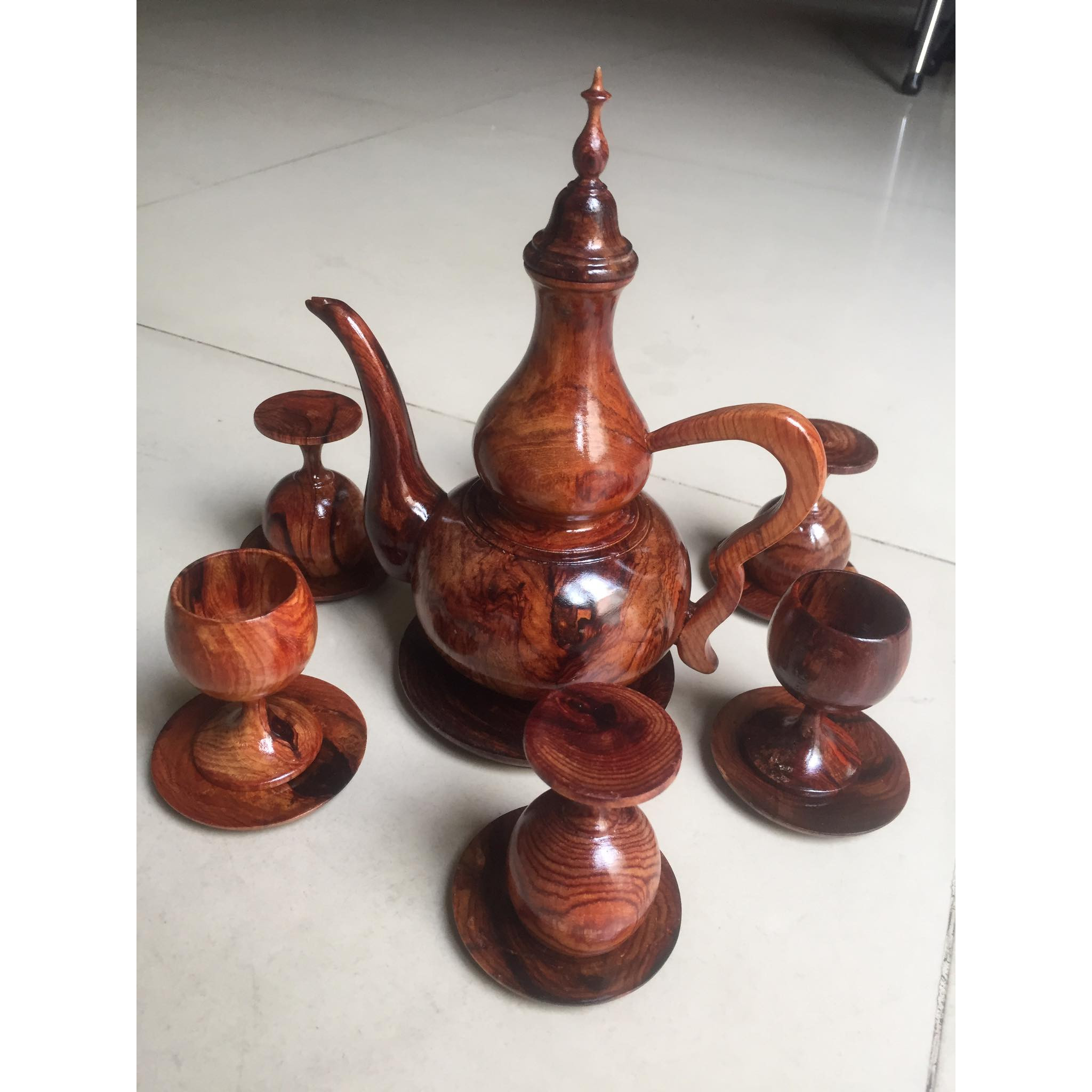 Bộ bình trà\rượu gỗ cẩm lại việt nam, gồm bình , tách và đĩa đi kèm