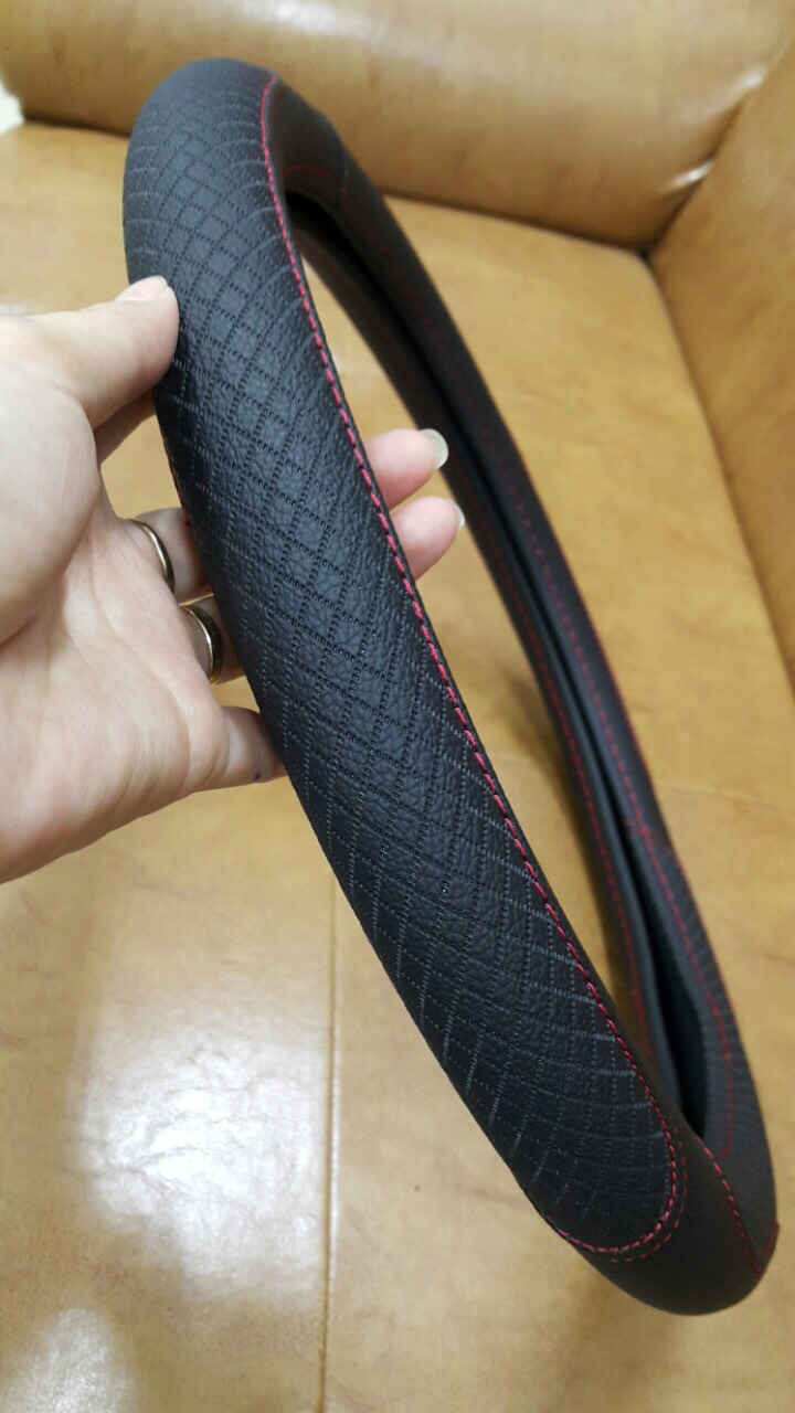 Bọc vô lăng ô tô dành cho xe từ 4 - 7 chỗ ngồi màu đen viền chỉ đỏ