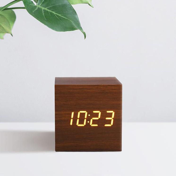 Đồng hồ giả gỗ DAKOP để bàn hình vuông tiên dụng với nhiều chức năng