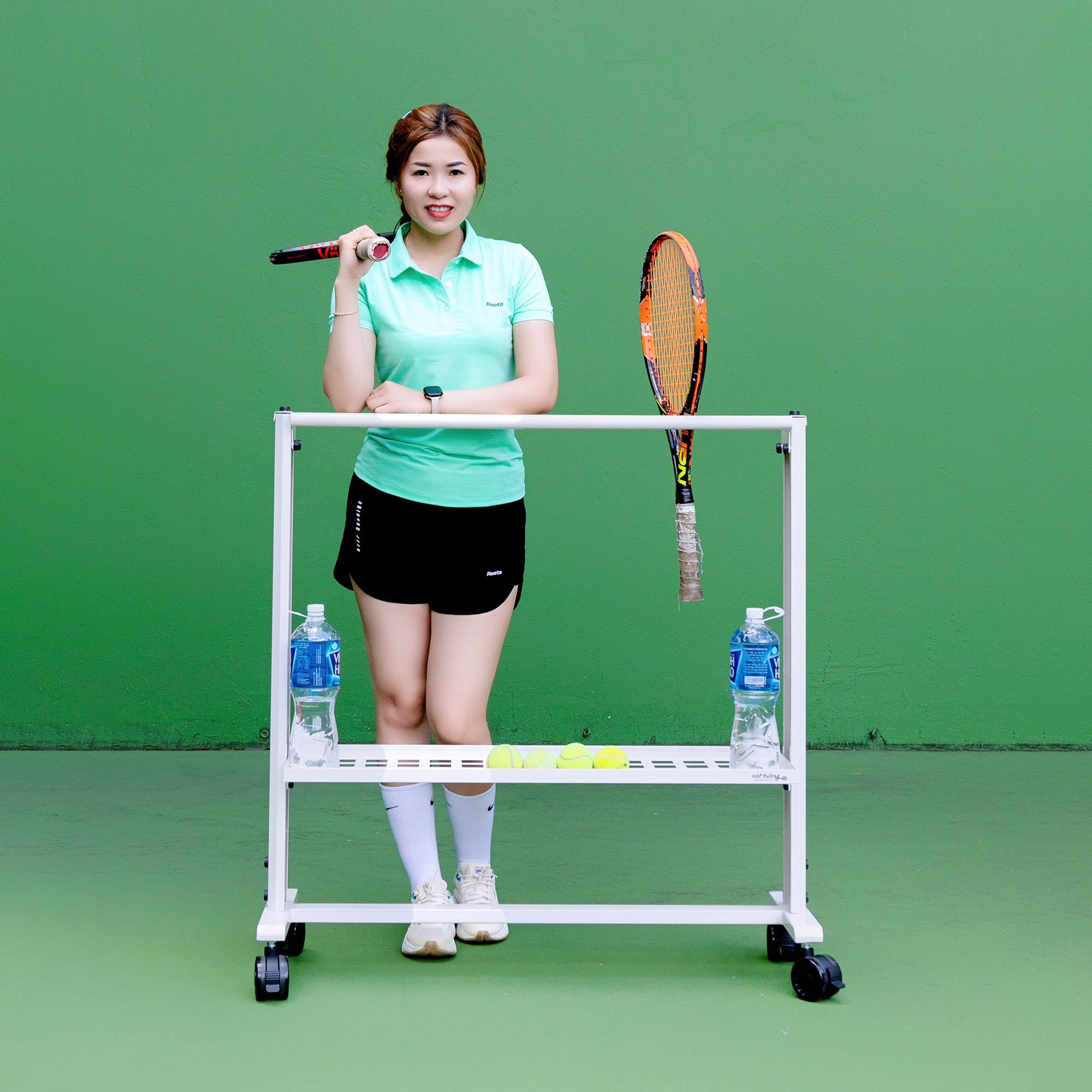 Dụng cụ treo vợt tennis ngoài trời