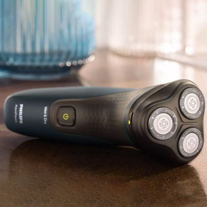 Máy Cạo Râu Thương Hiệu Cao Cấp Philips AquaTouch S1121 Hệ thống lưỡi cạo ComfortCut - HÀNG NHẬP KHẨU