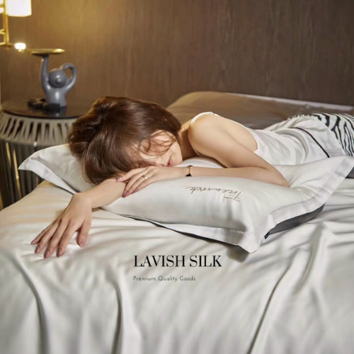 Trọn Bộ Ga Gối Lụa Kèm Chăn Sẵn Ruột + Tặng Bộ Quà Tặng Lavish Silk Cao Cấp - Trắng Mix Xám Đậm